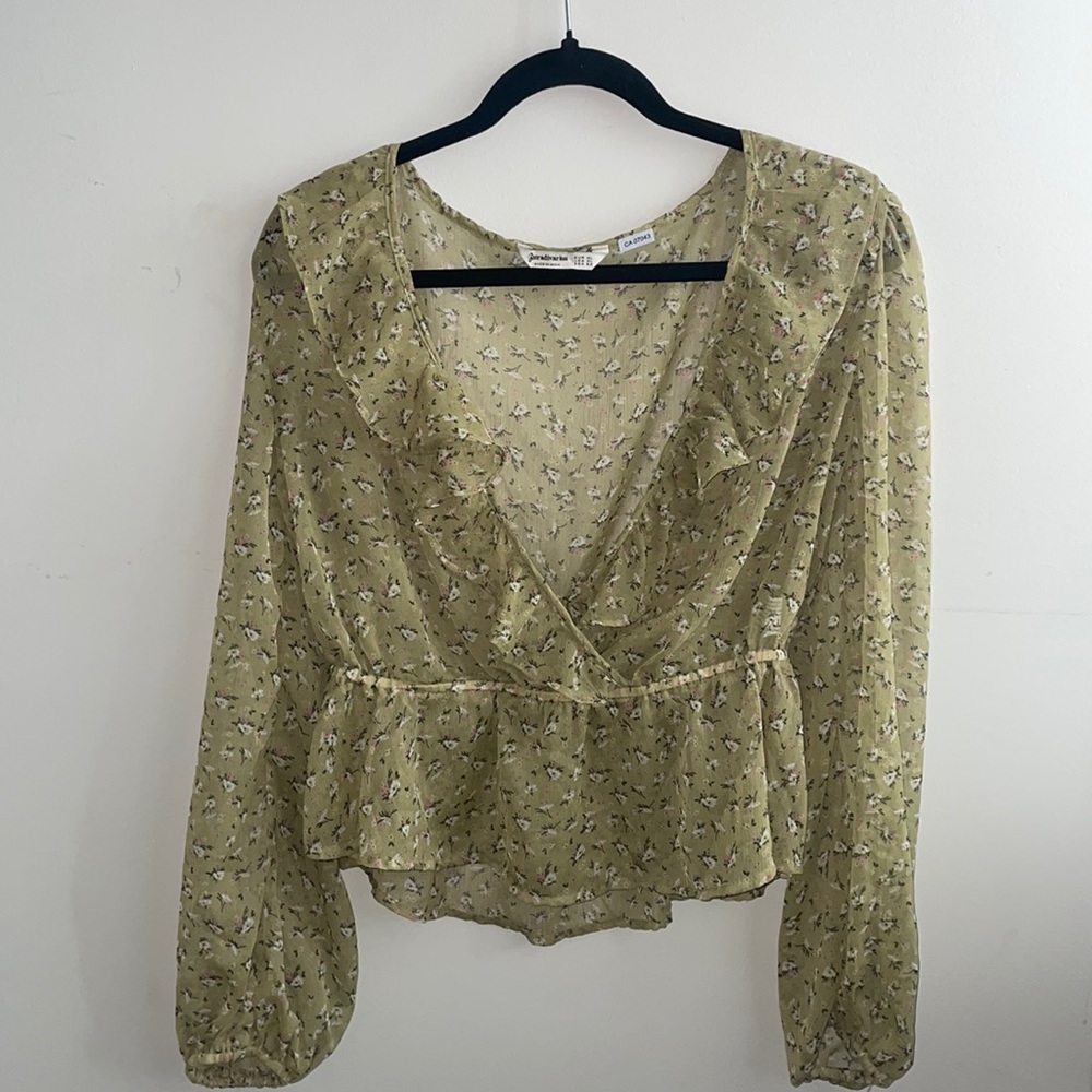 Green floral blouse perfect for work or brunch!